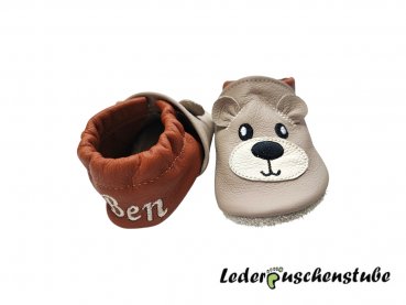 Lederpuschen beige-braun mit Bär (Gesicht Augen, Nase und Mund geschickt) Ohren (Leder beige) und Schnauze (Leder creme) und Namen Ferse (creme) rechts